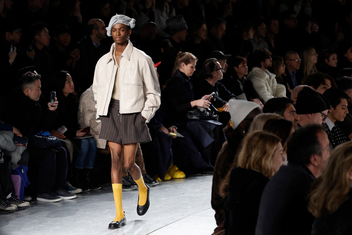 بالصور - ديور تقدم تصميمات رجالية أنيقة في أسبوع الموضة بباريس