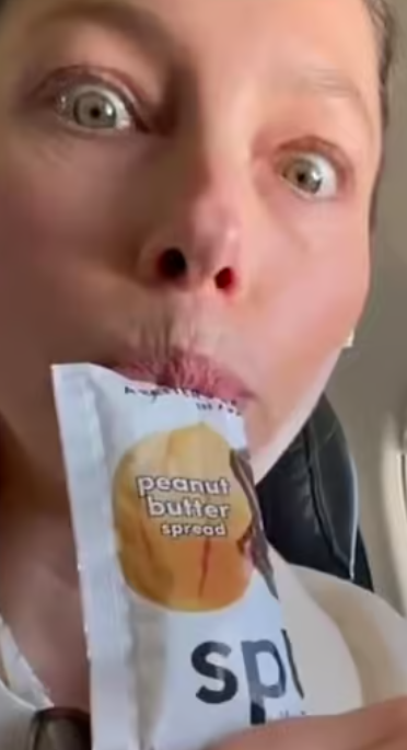 جيسيكا بيل تقع في مأزق... علقت طائرتها في الهواء