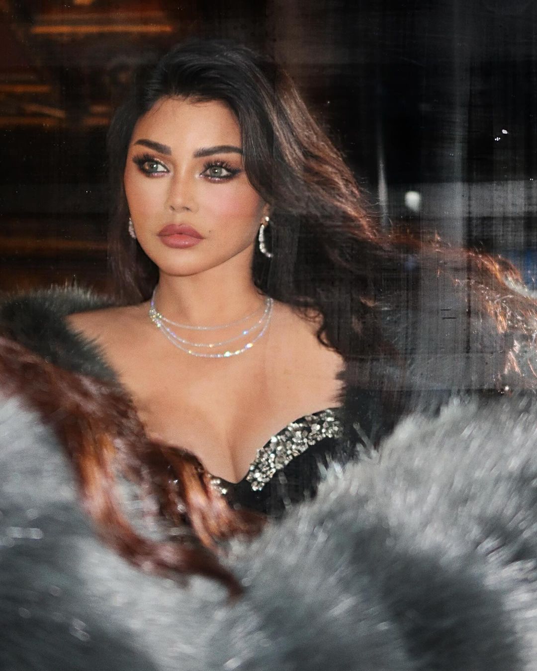 هيفاء وهبي في إطلالة ريترو مثيرة في باريس (صور وفيديو)