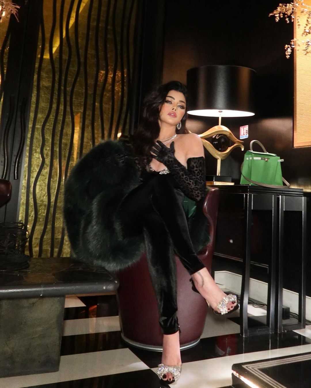 هيفاء وهبي في إطلالة ريترو مثيرة في باريس (صور وفيديو)