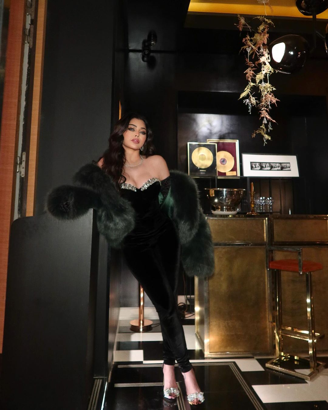 هيفاء وهبي في إطلالة ريترو مثيرة في باريس (صور وفيديو)