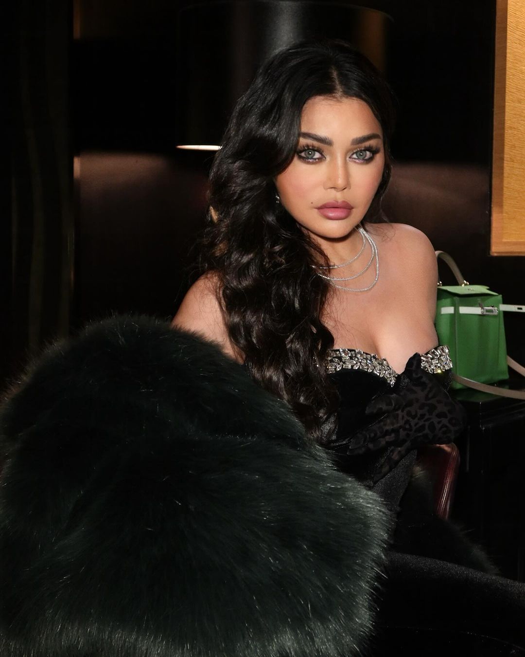 هيفاء وهبي في إطلالة ريترو مثيرة في باريس (صور وفيديو)