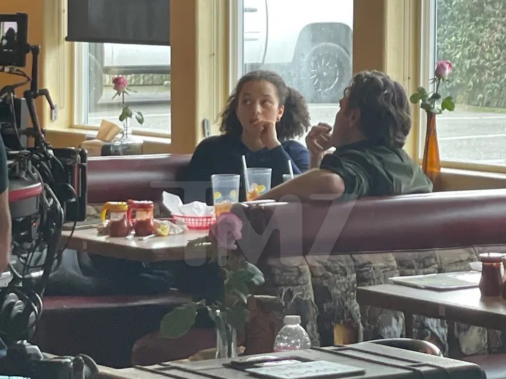 صورة لليونادرو دي كابريو تضع الجمهور في حيرة... قميص متسخ وسروال بال