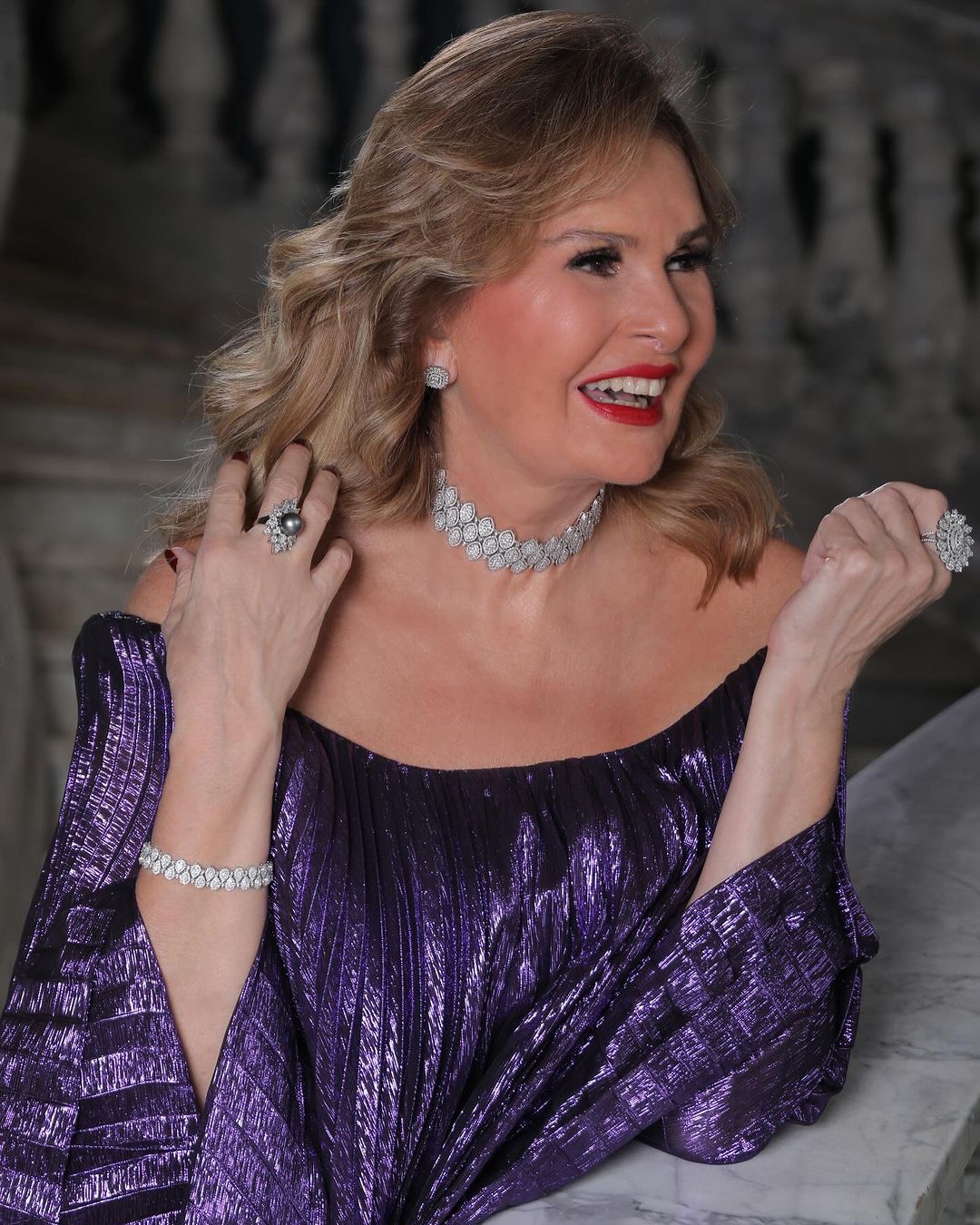 أرقى إطلالتين ليسرا بهندسة لبنانية لترويج برنامجها المنتظر (فيديو وصور)