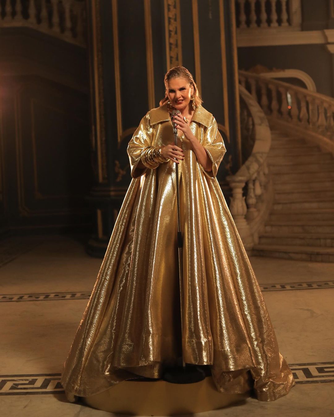 أرقى إطلالتين ليسرا بهندسة لبنانية لترويج برنامجها المنتظر (فيديو وصور)