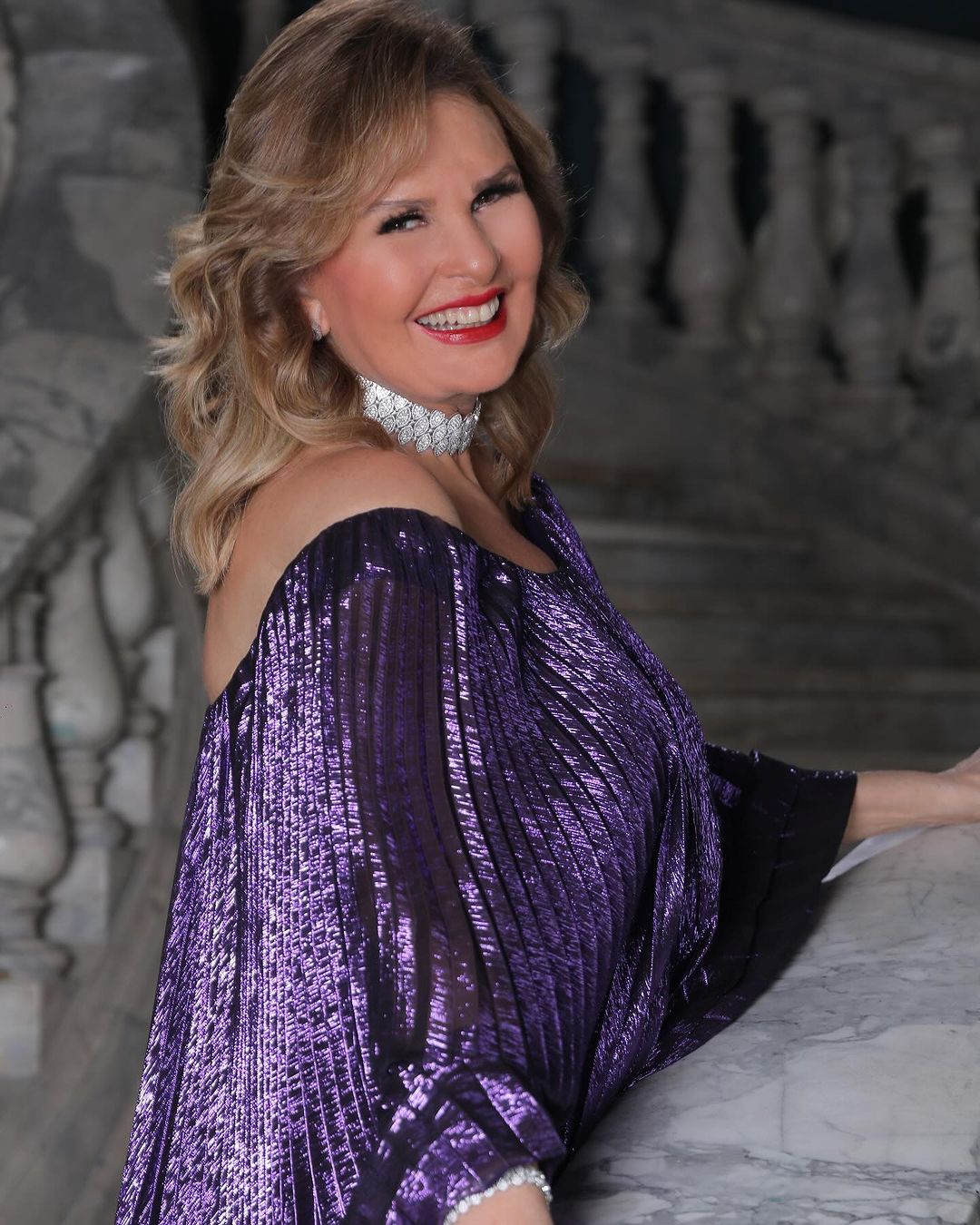 أرقى إطلالتين ليسرا بهندسة لبنانية لترويج برنامجها المنتظر (فيديو وصور)