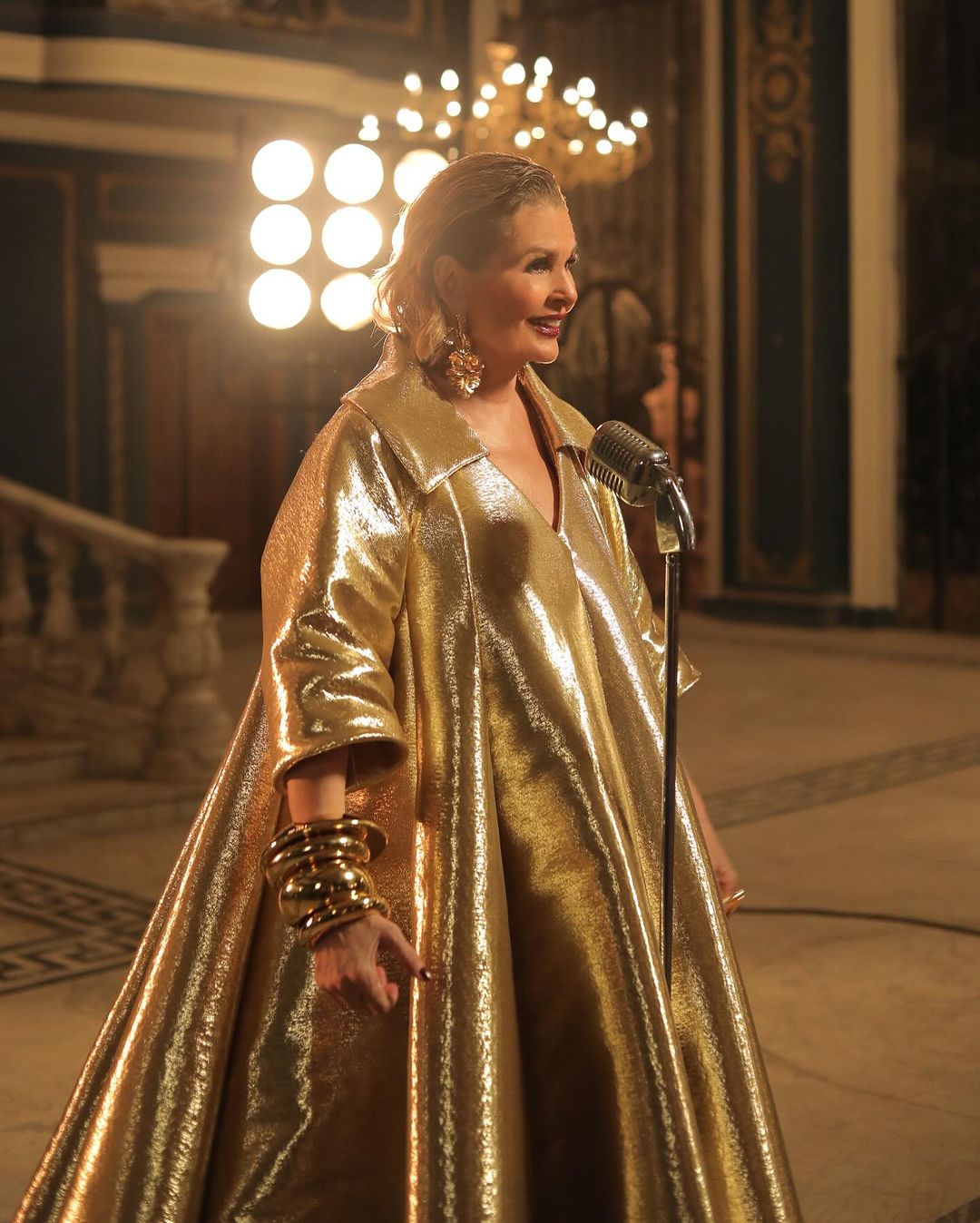 أرقى إطلالتين ليسرا بهندسة لبنانية لترويج برنامجها المنتظر (فيديو وصور)