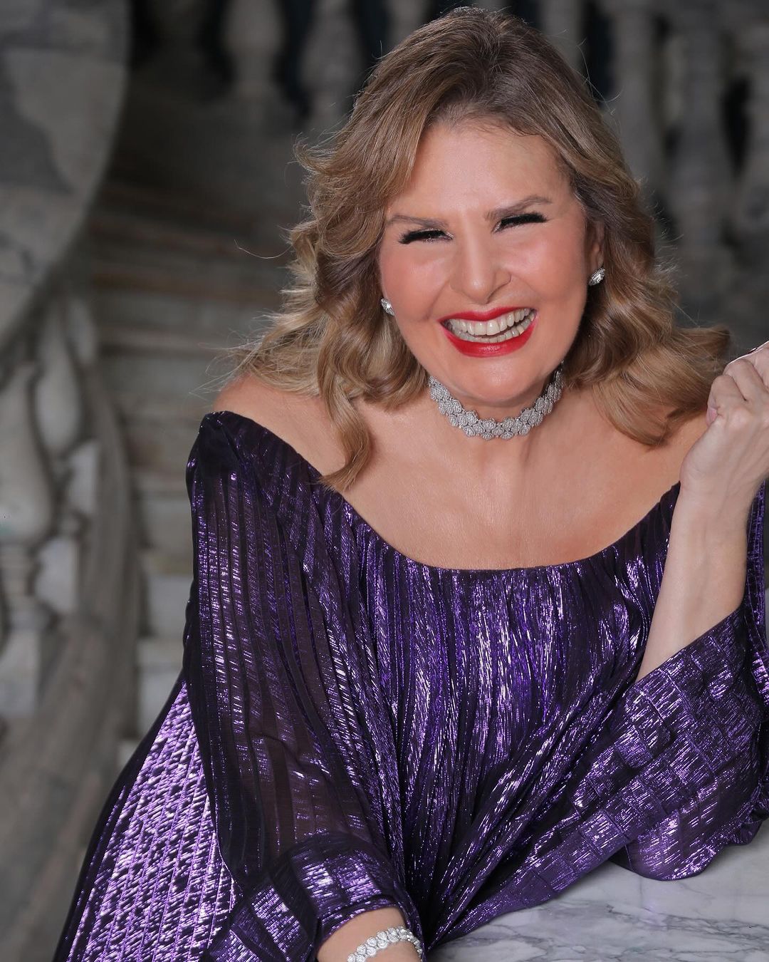 أرقى إطلالتين ليسرا بهندسة لبنانية لترويج برنامجها المنتظر (فيديو وصور)