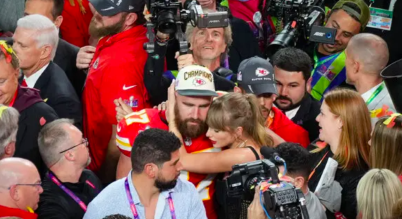  قبلة الفوز ... ترافيس كيلسي وتايلور سويفت يخطفان أضواء سوبر بول