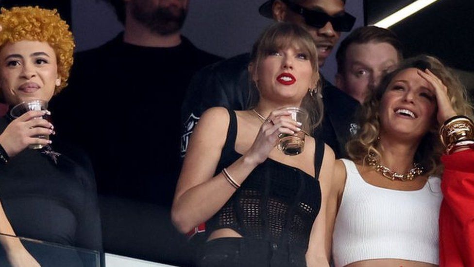  قبلة الفوز ... ترافيس كيلسي وتايلور سويفت يخطفان أضواء سوبر بول