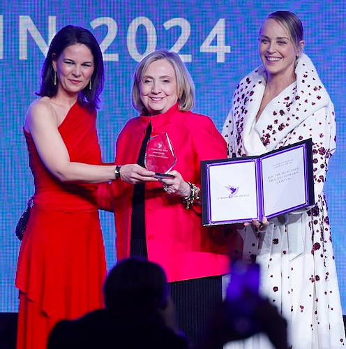 موقف طريف بين هيلاري كلينتون وشارون ستون في حفل Cinema For Peace 