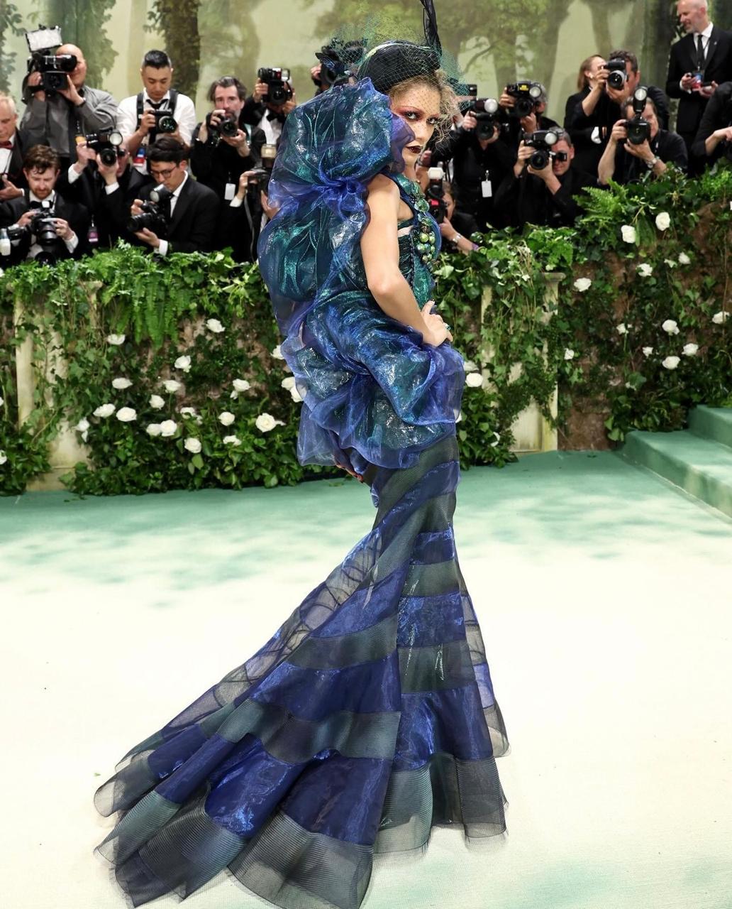 زندايا توقظ الجميلة النائمة بتصميم مبهر ومكياج قوطي في Met Gala (صور وفيديو)