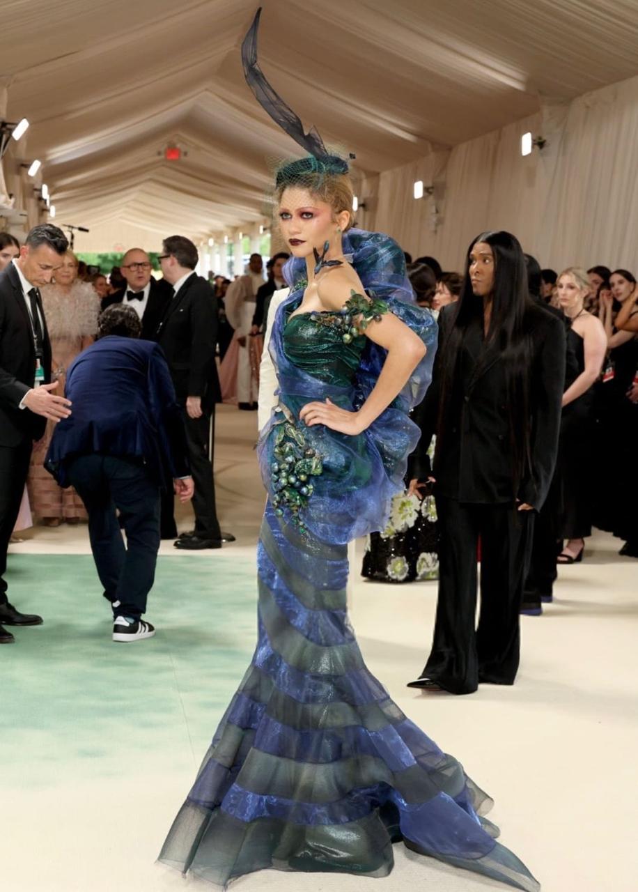 زندايا توقظ الجميلة النائمة بتصميم مبهر ومكياج قوطي في Met Gala (صور وفيديو)