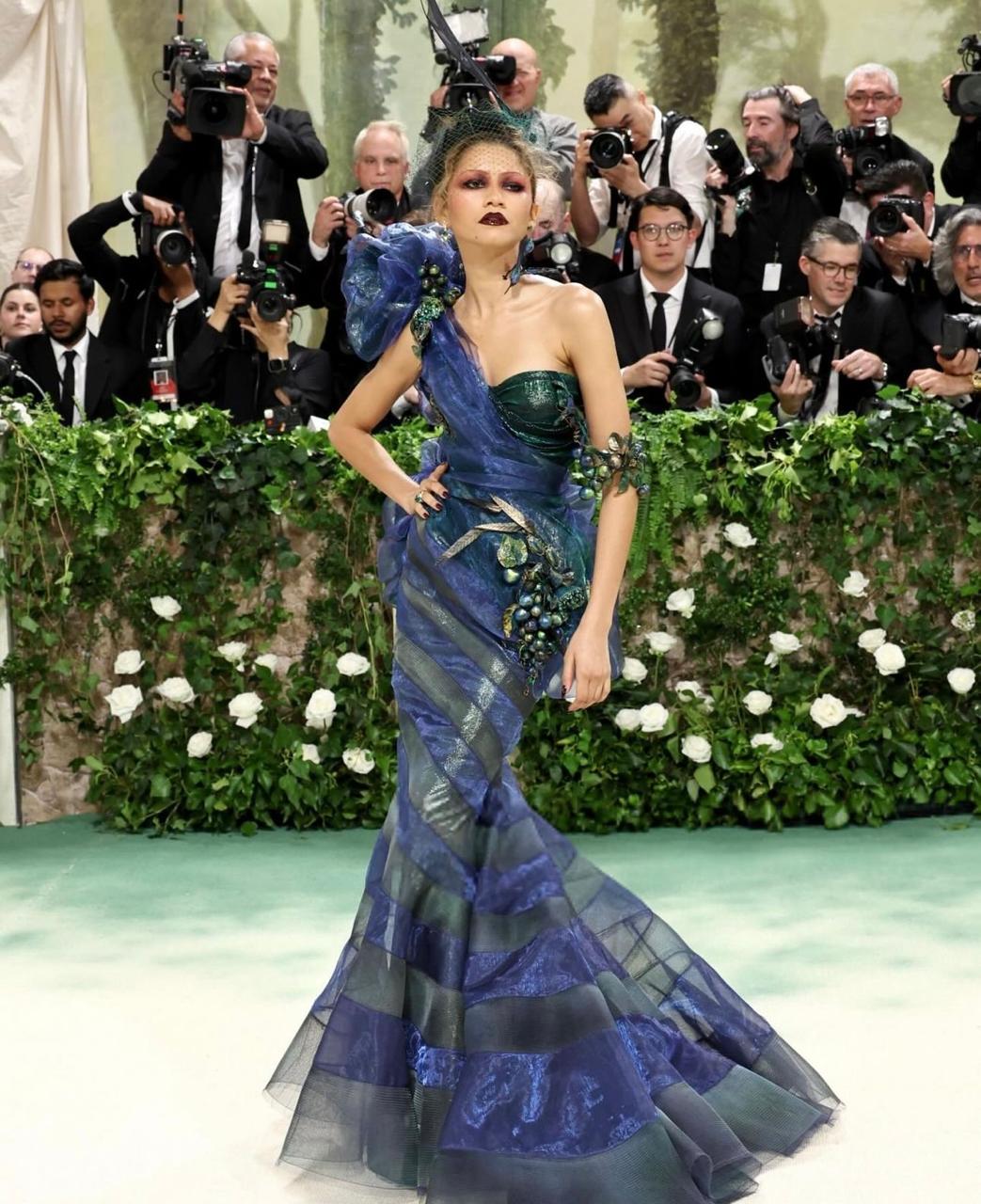 زندايا توقظ الجميلة النائمة بتصميم مبهر ومكياج قوطي في Met Gala (صور وفيديو)