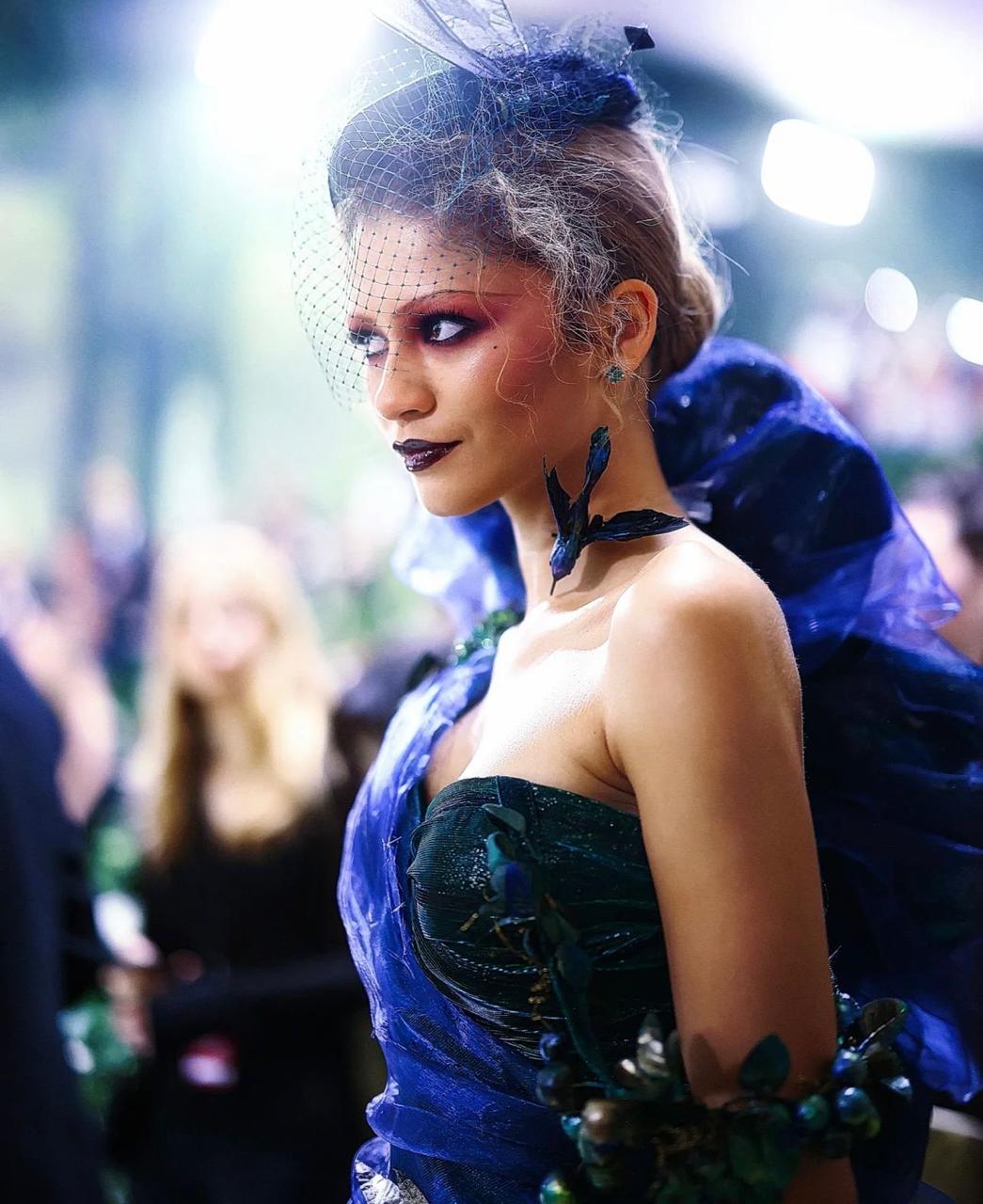 زندايا توقظ الجميلة النائمة بتصميم مبهر ومكياج قوطي في Met Gala (صور وفيديو)