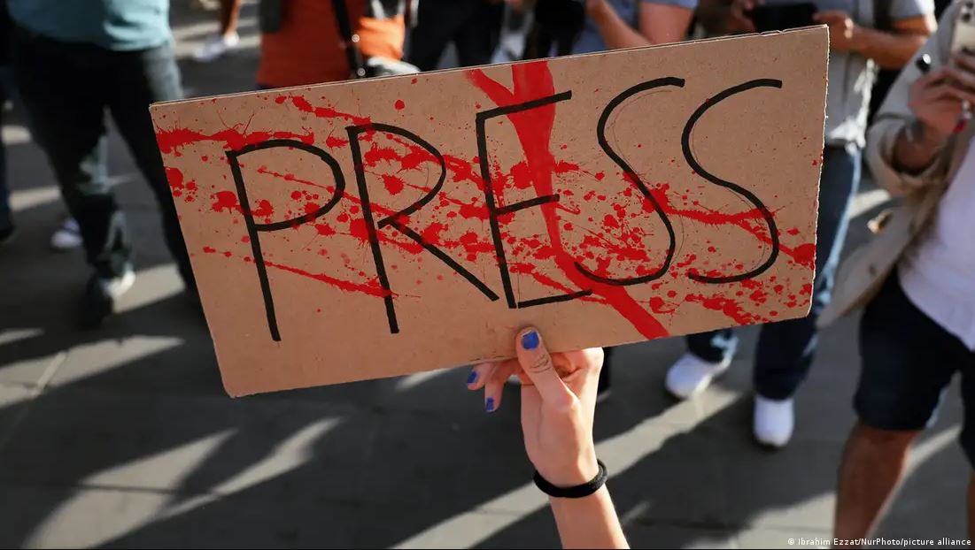 إلغاء تجريم القدح والذم: هل ينصف قانون الإعلام الجديد الصحافيين؟