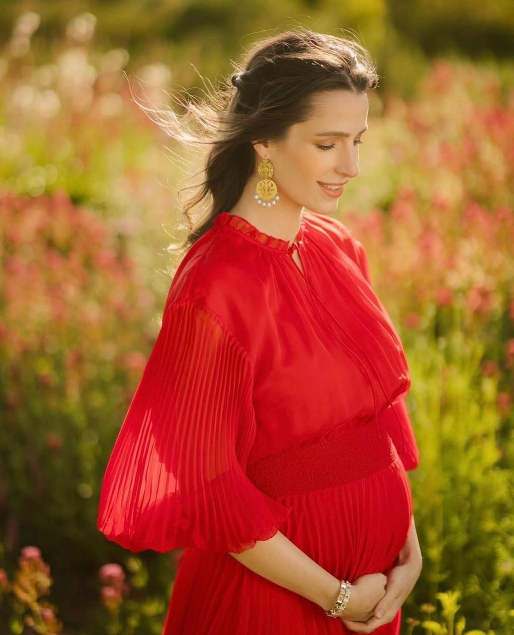  النهار العربي يكشف علامة فستان الأميرة رجوة الحسين في إطلالة حملها الأولى (صور)