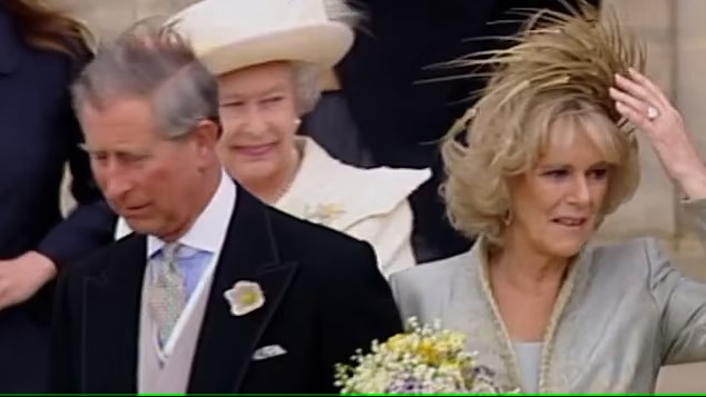 قارئ شفاه يكشف تحذير الملكة الراحلة إليزابيث لكاميلا في زفافها من تشارلز