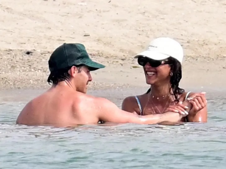 ليلى عبدالله في ظهورها الأول بعد صورها مع جوناس... ومصدر: مجرد صديقين