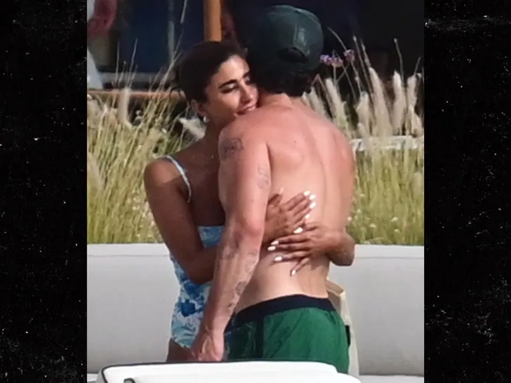 ليلى عبدالله في ظهورها الأول بعد صورها مع جوناس... ومصدر: مجرد صديقين