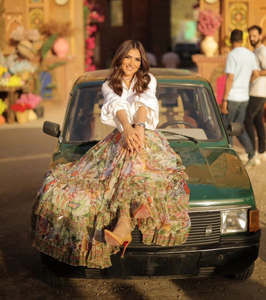 نجمات اخترن نقشة الورد... حصتها ثابتة لهذا الموسم (صور)