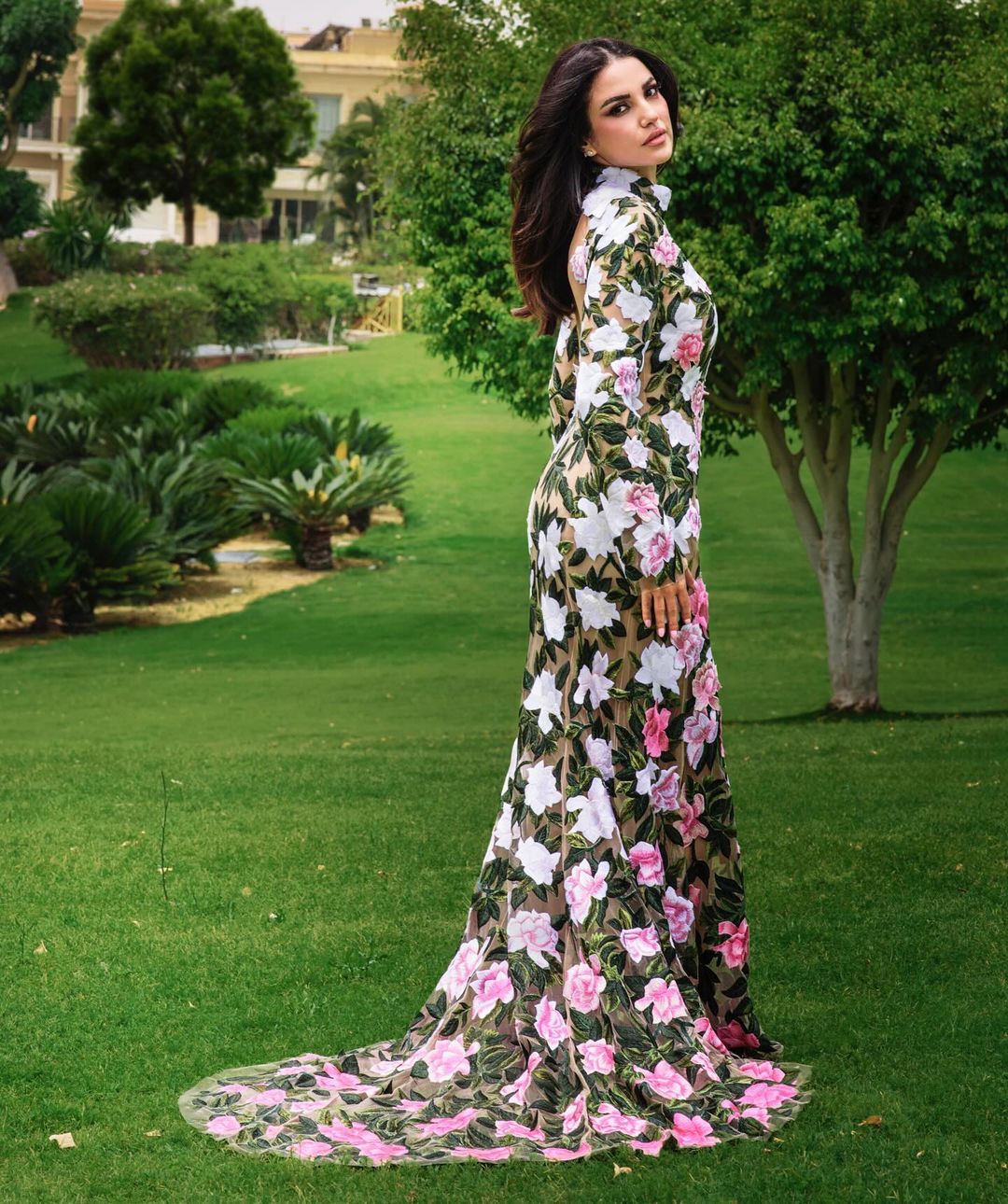 نجمات اخترن نقشة الورد... حصتها ثابتة لهذا الموسم (صور)