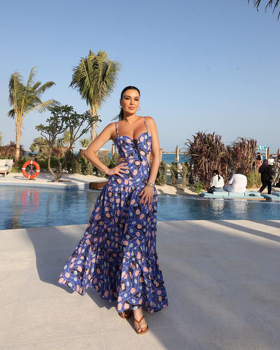 نجمات اخترن نقشة الورد... حصتها ثابتة لهذا الموسم (صور)