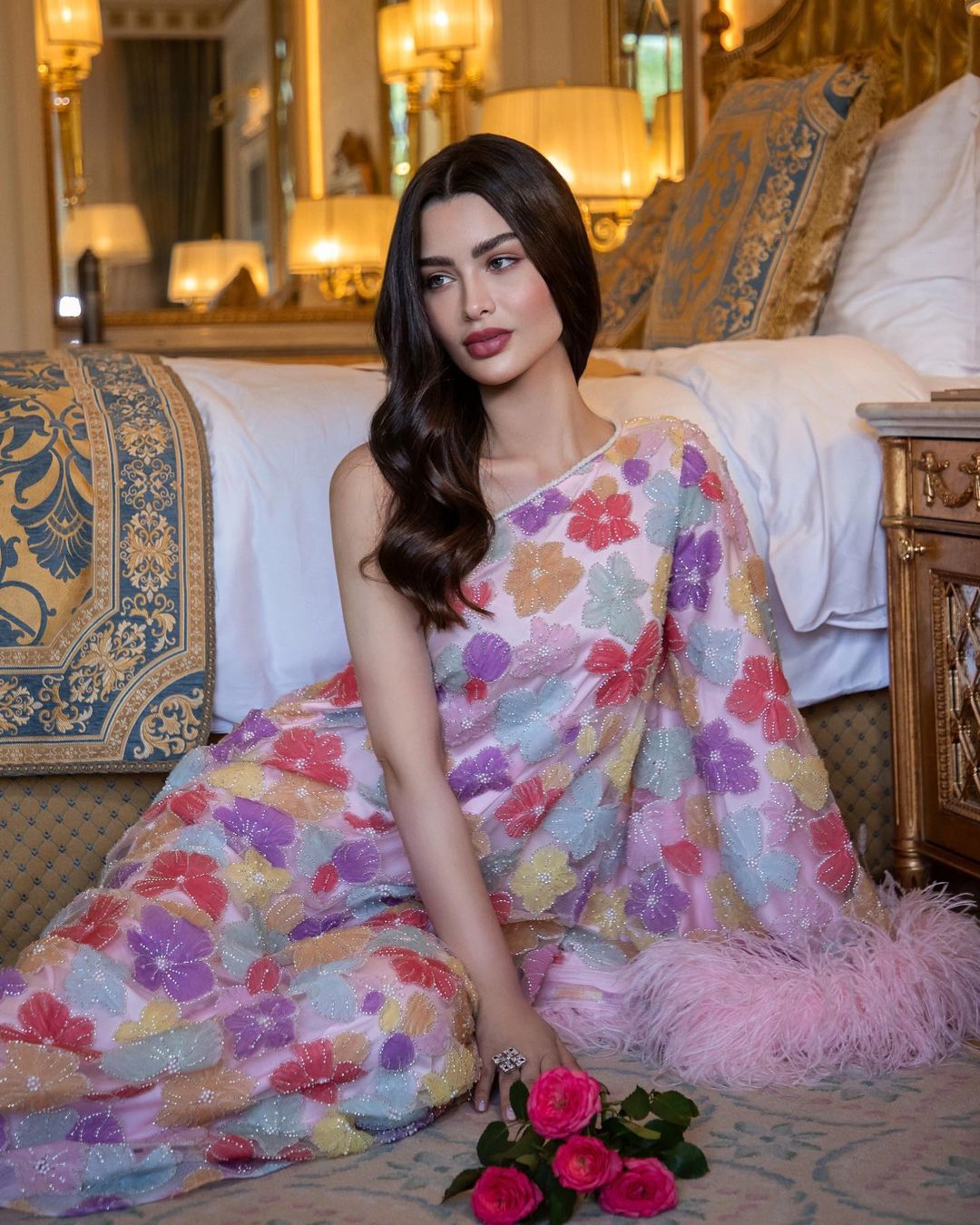 نجمات اخترن نقشة الورد... حصتها ثابتة لهذا الموسم (صور)