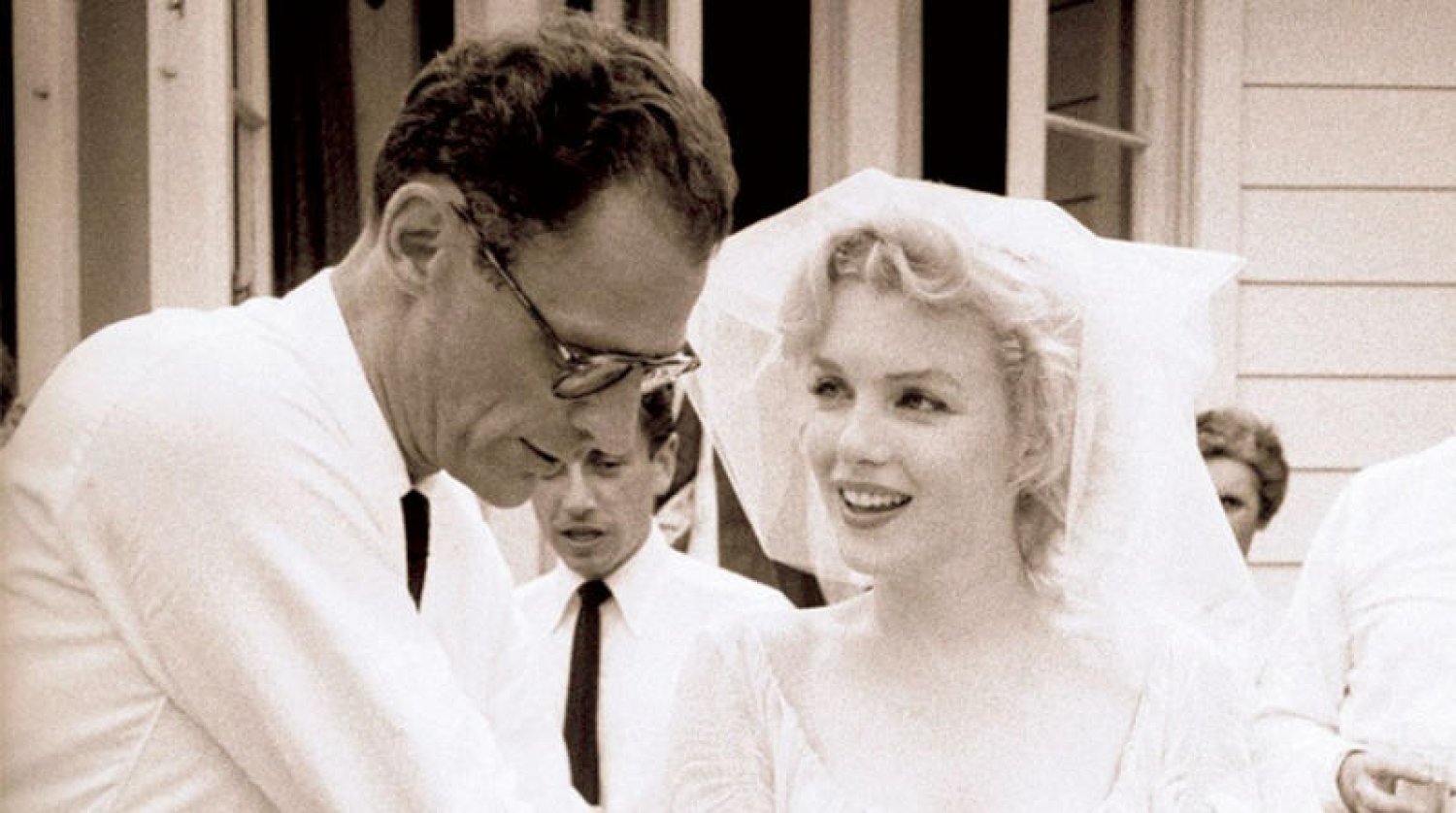  أعرف من قتل مارلين مونرو... 