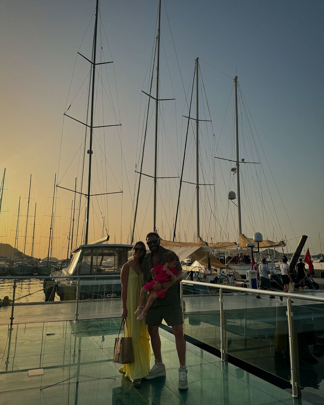 نيقولا معوض وكيفانش تاتليتوغ يستمتعان بإجازة عائلية في بودروم (صور)