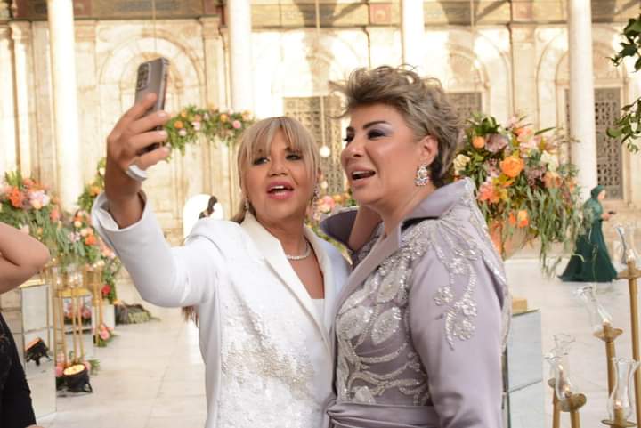 حفل عقد قران ابنة إعلامية مصرية بمسجد محمد علي يغضب المصريين: إهانة لقدسيته