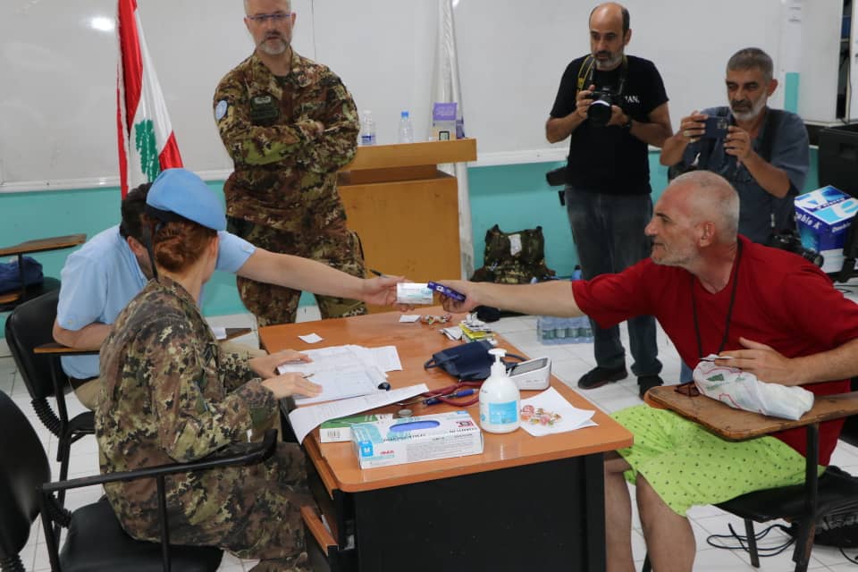 الكتيبة الإيطالية ضمن اليونيفيل تجول على مراكز الإيواء جنوبا لمعاينة المرضى