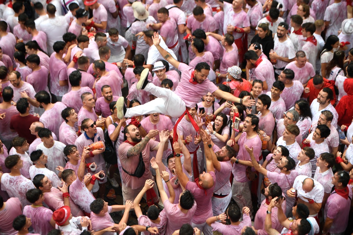 باللونين الأحمر والأبيض... انطلاق مهرجان الثيران في إسبانيا