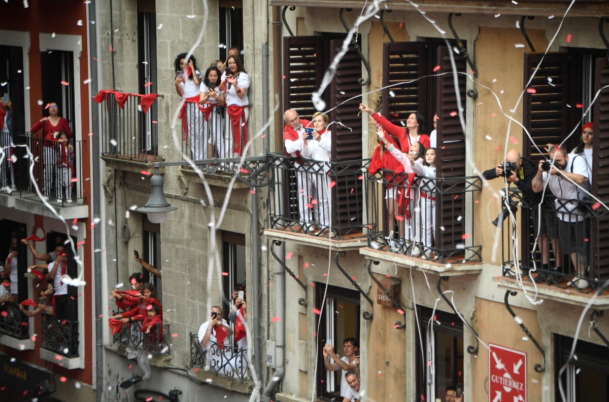 باللونين الأحمر والأبيض... انطلاق مهرجان الثيران في إسبانيا