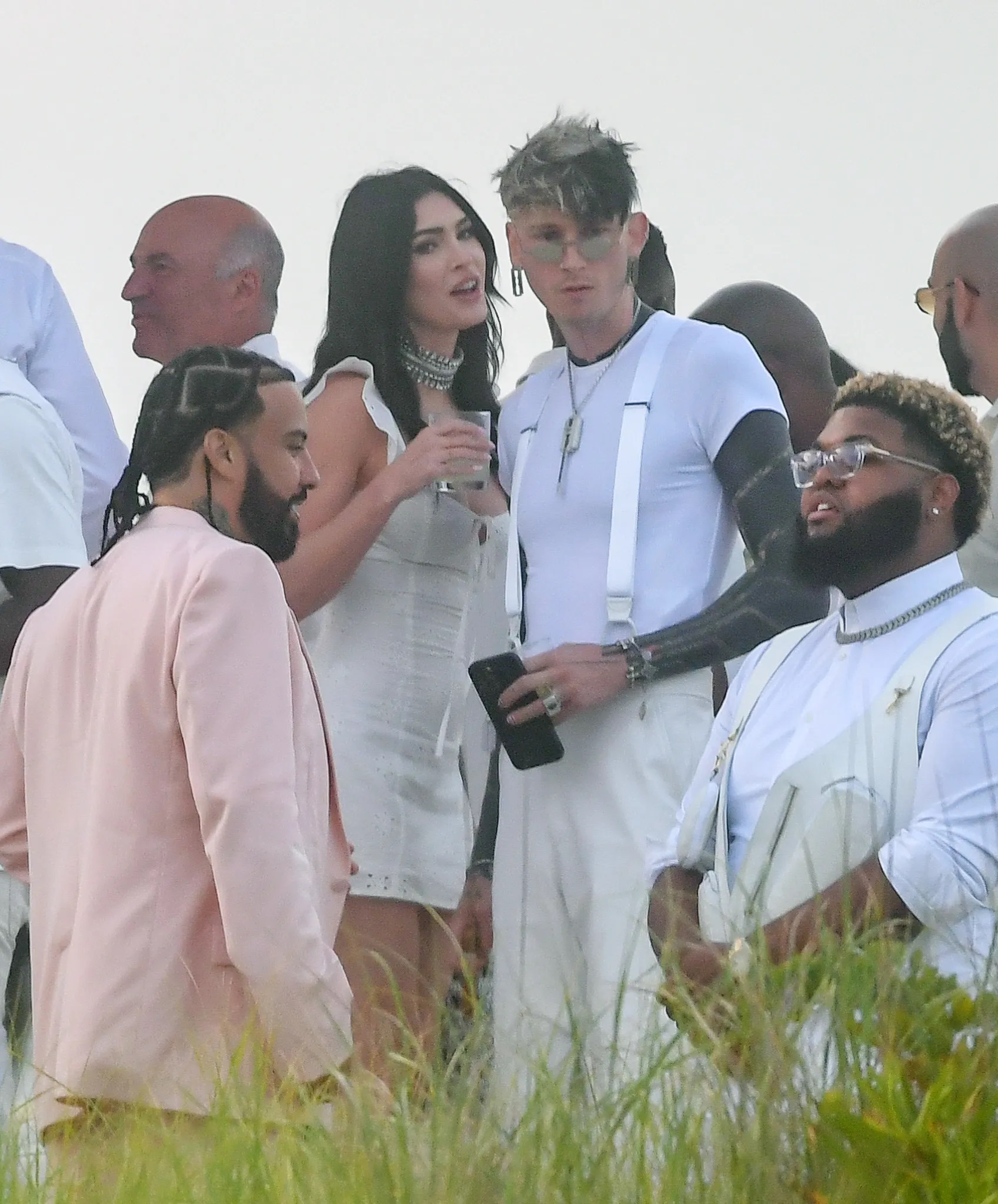 أكبر تجمع لفنانين ومشاهير في مناسبة اجتماعية... طائرات خاصة وسيارات فارهة