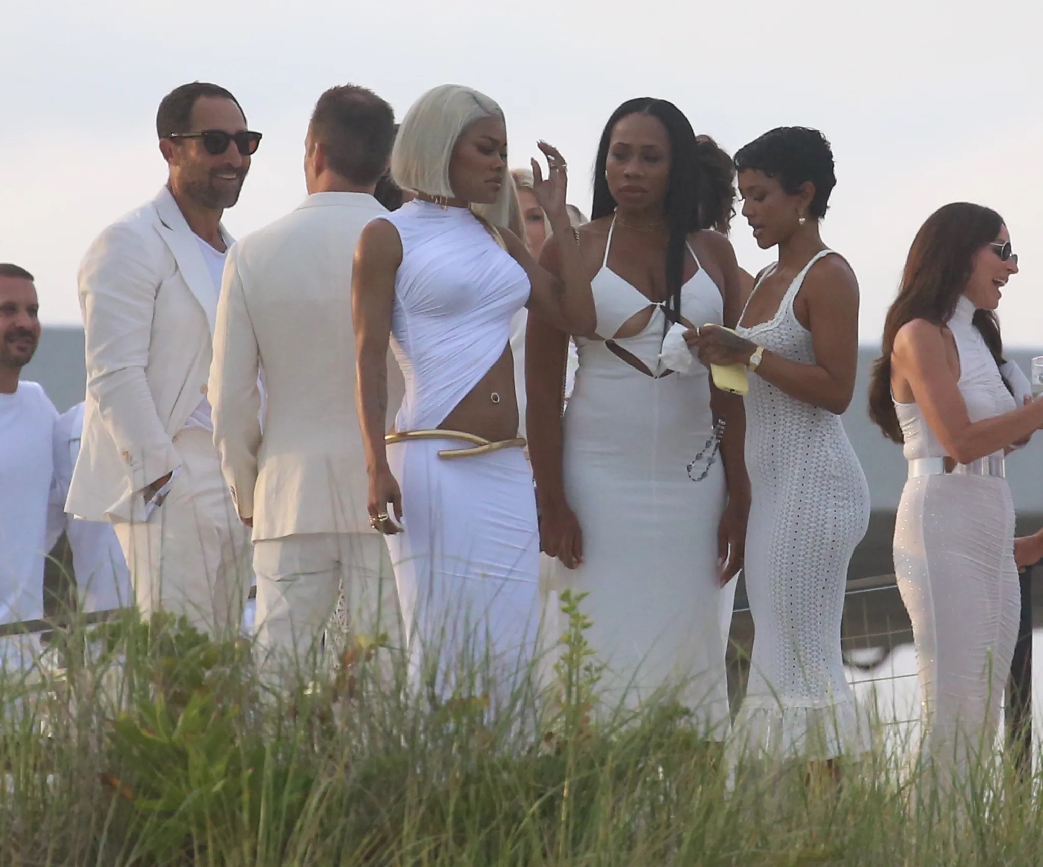 أكبر تجمع لفنانين ومشاهير في مناسبة اجتماعية... طائرات خاصة وسيارات فارهة