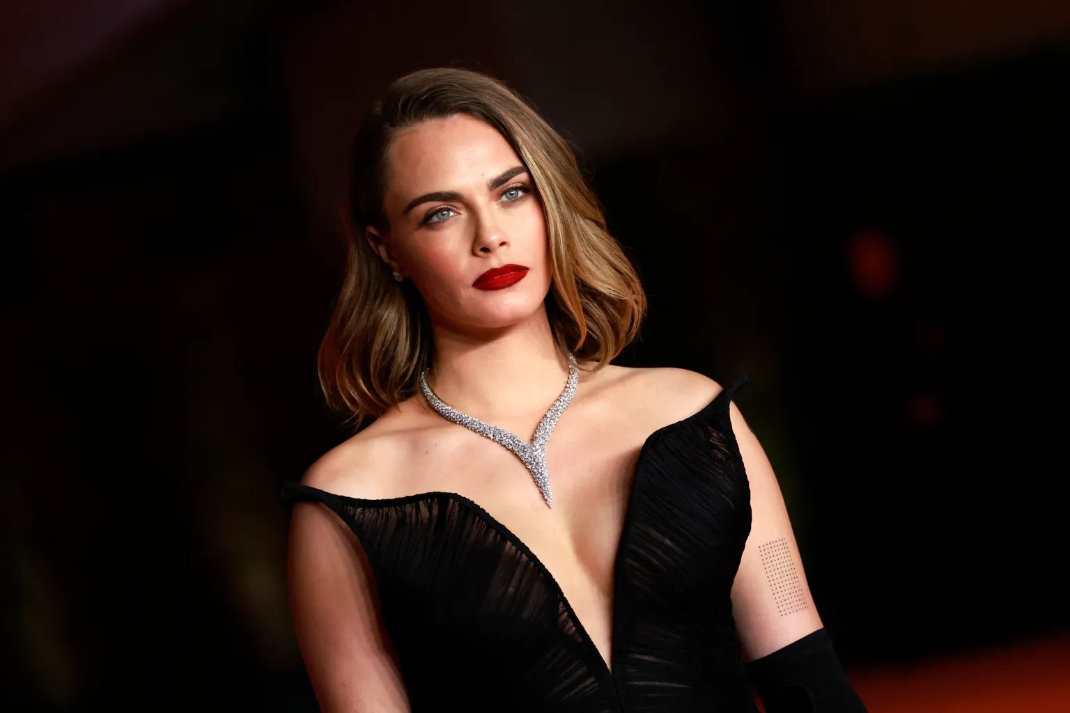 بدأت شرب الكحول في سن الثامنة... كارا ديليفين تكشف رحلتها للتخلص من الإدمان