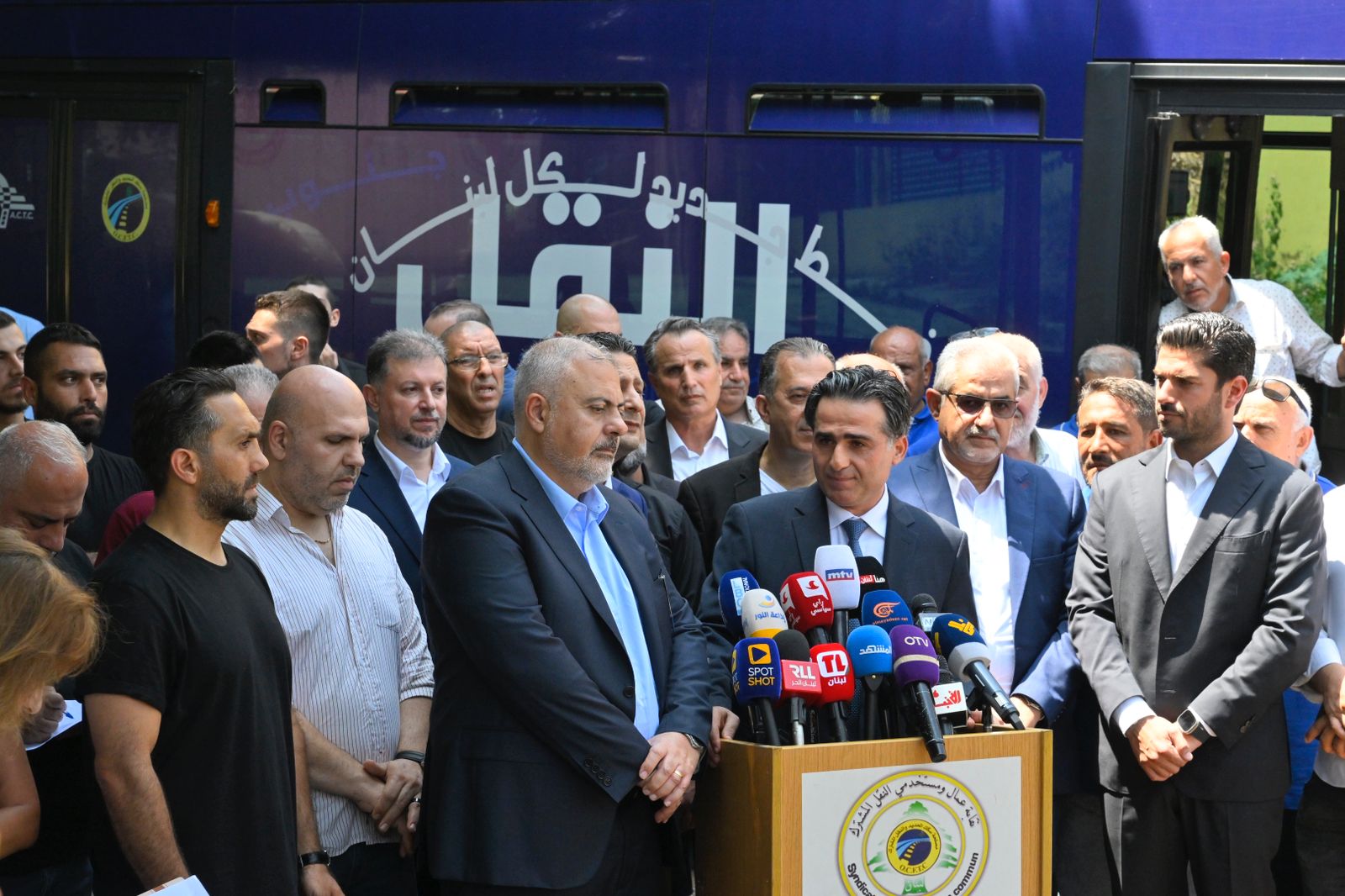 حمية أطلق خطة تسيير حافلات النقل المشترك: 96 باصا في بيروت تليها تباعا بقية المناطق