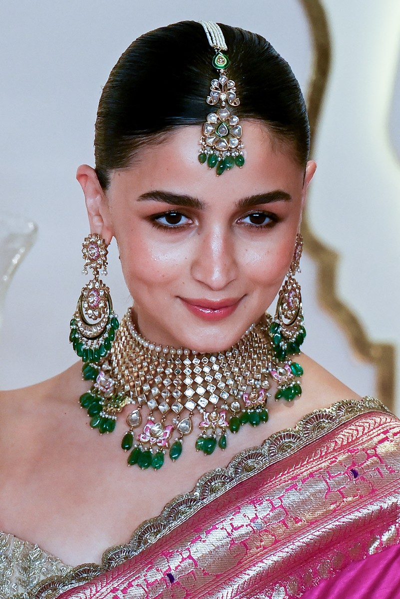 بورش وفيلا في دبي ولؤلؤ وألماس... ماذا في قائمة هدايا زفاف نجل موكيش أمباني