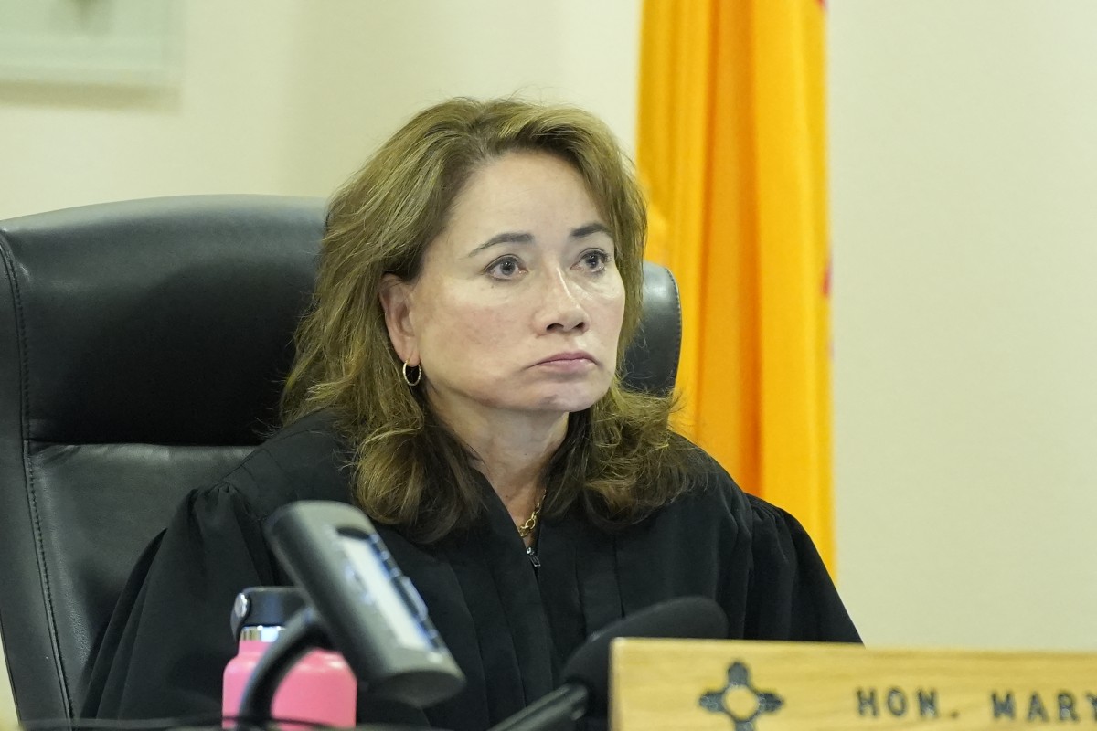 هوليوود لا تزال تفضل استخدام الأسلحة الحقيقية رغم مأساة راست 