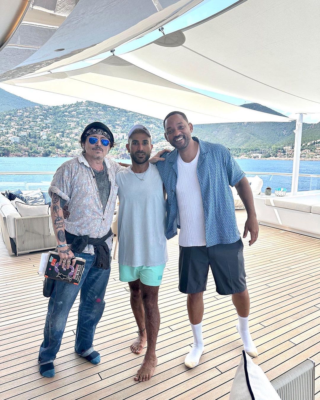 جوني ديب يعزف على الغيتار إلى جانب أندريا بوتشيلي في إيطاليا (فيديو)