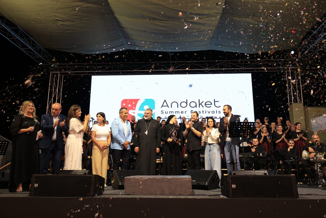 راهبة وجوقتها تضيئان بالحب والفرح مهرجانات صيف عندقت 2024 (صور وفيديو) 