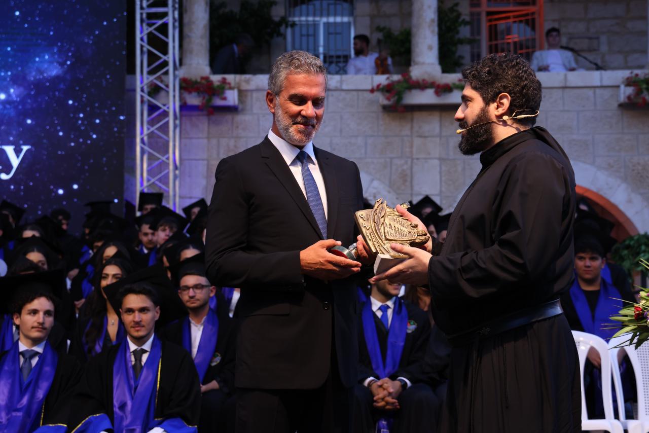 المدرسة المركزية للرهبان اللبنانيين جونيه تحتفل بتخرج طلابها