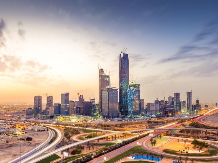 اكتشاف جمال الصيف في السعودية: من أبها إلى فرسان