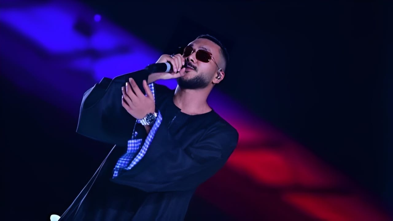 ويجز بالجلباب الصعيدي في حفل صيف بنغازي ... طارق الشناوي لـ النهار : فنان ذكي