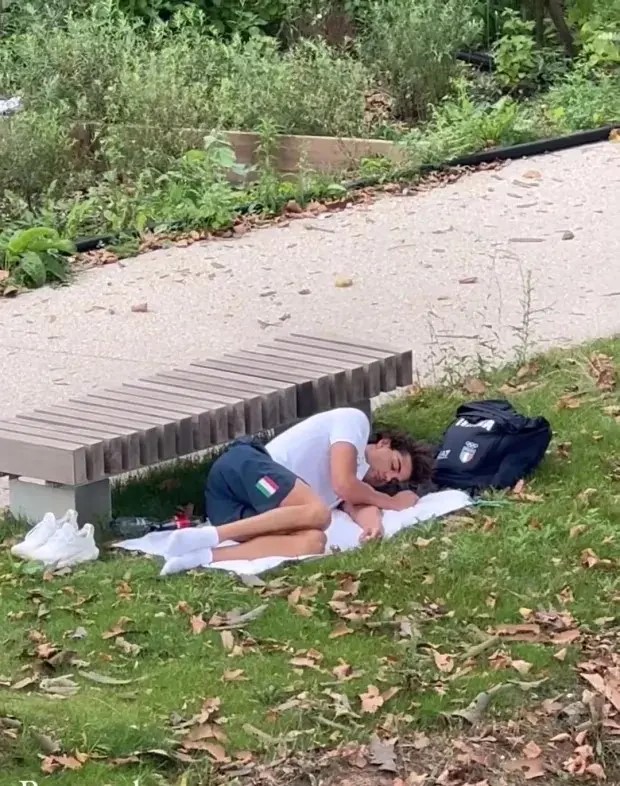 مشرد في أولمبياد باريس... السباح الأكثر جاذبية يصدم العالم (صورة)