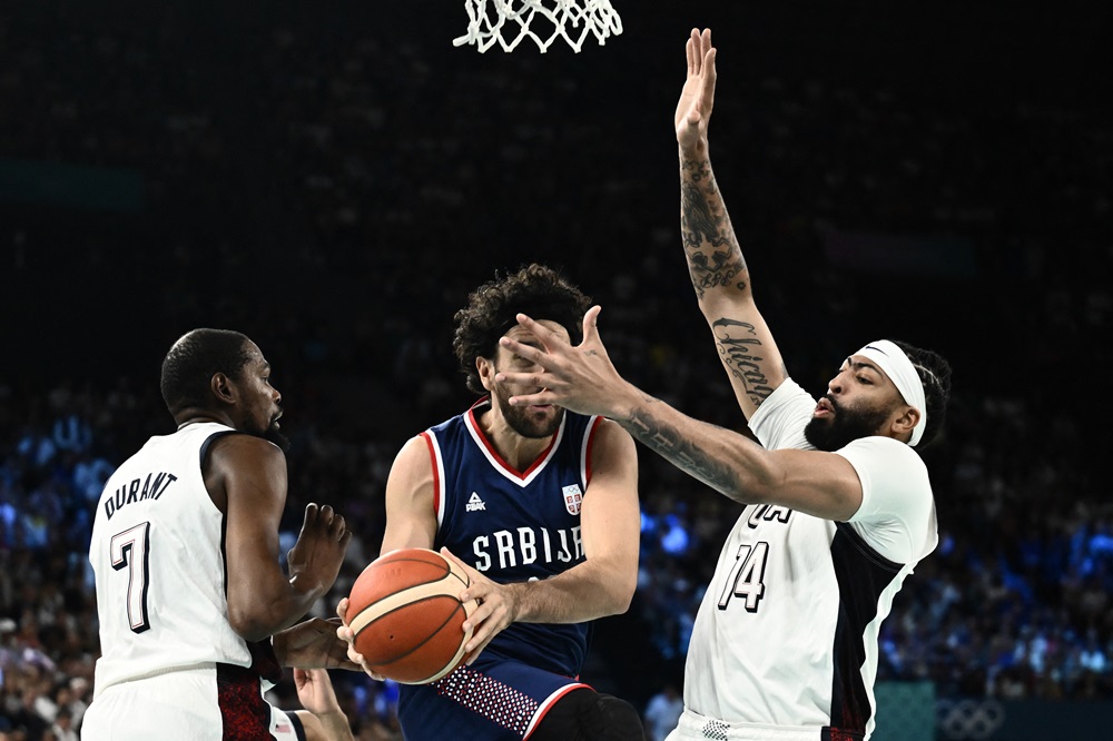 الأميركيون يفلتون من صربيا لتجديد الموعد على الذهب مع فرنسا (صور)