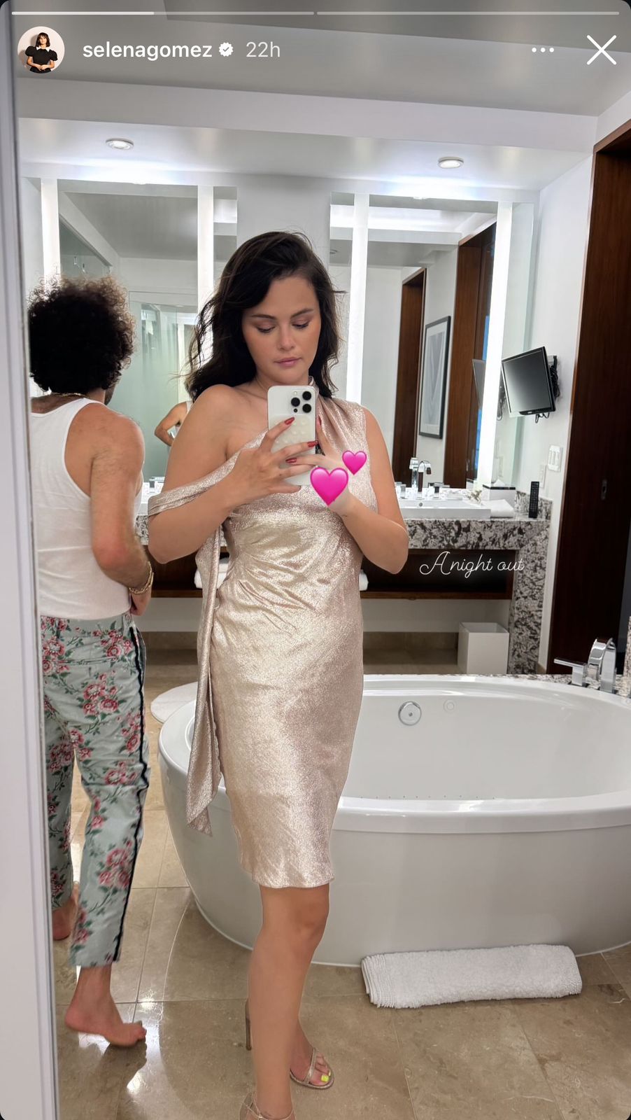 سيلينا غوميز تشعل الجدل حول خطبتها إلى بيني بلانكو