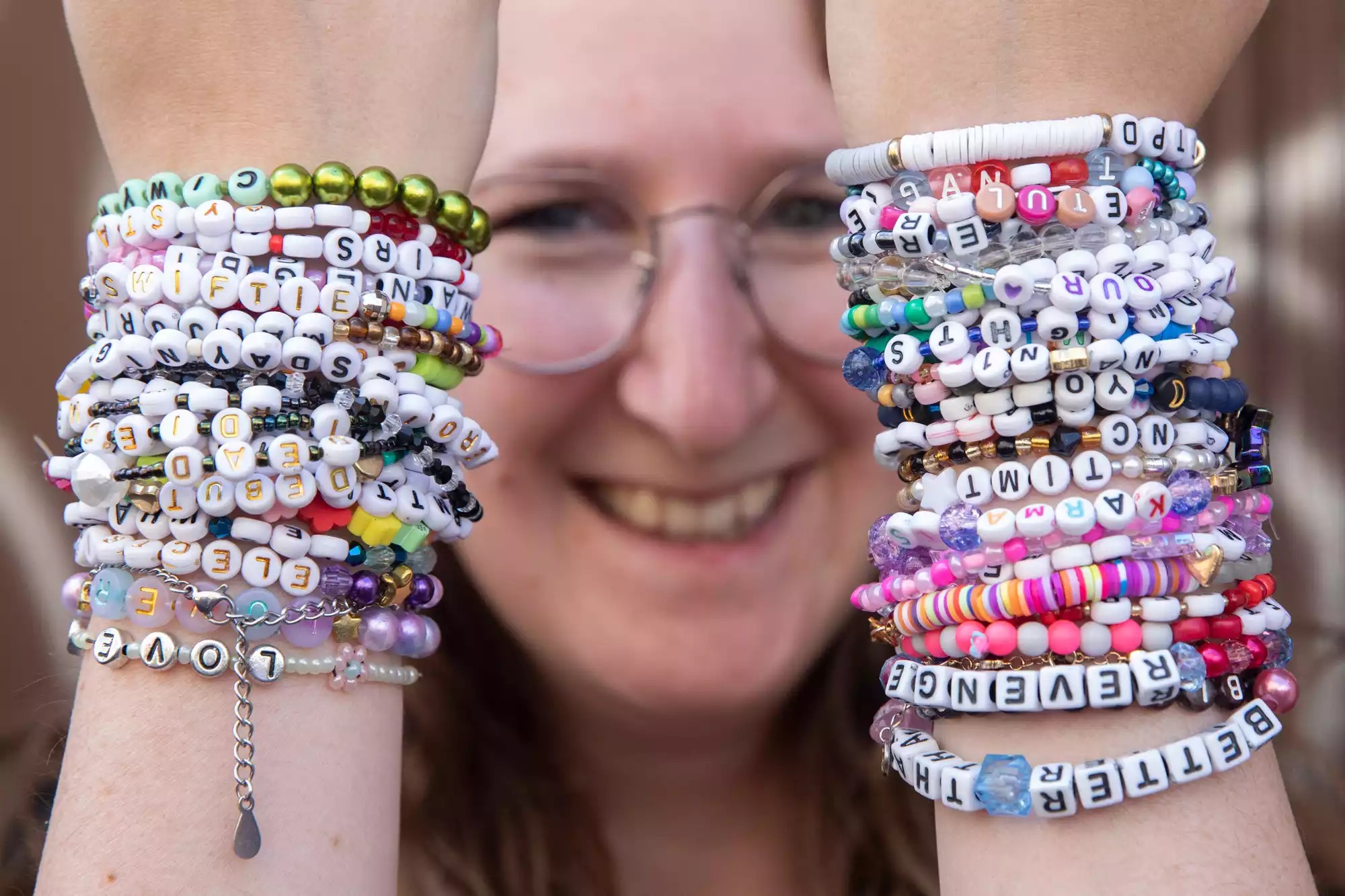 عشق الجمهور لتايلور سويفت يفوق التهديدات... غناء وتبادل للأساور في فيينا (فيديو)