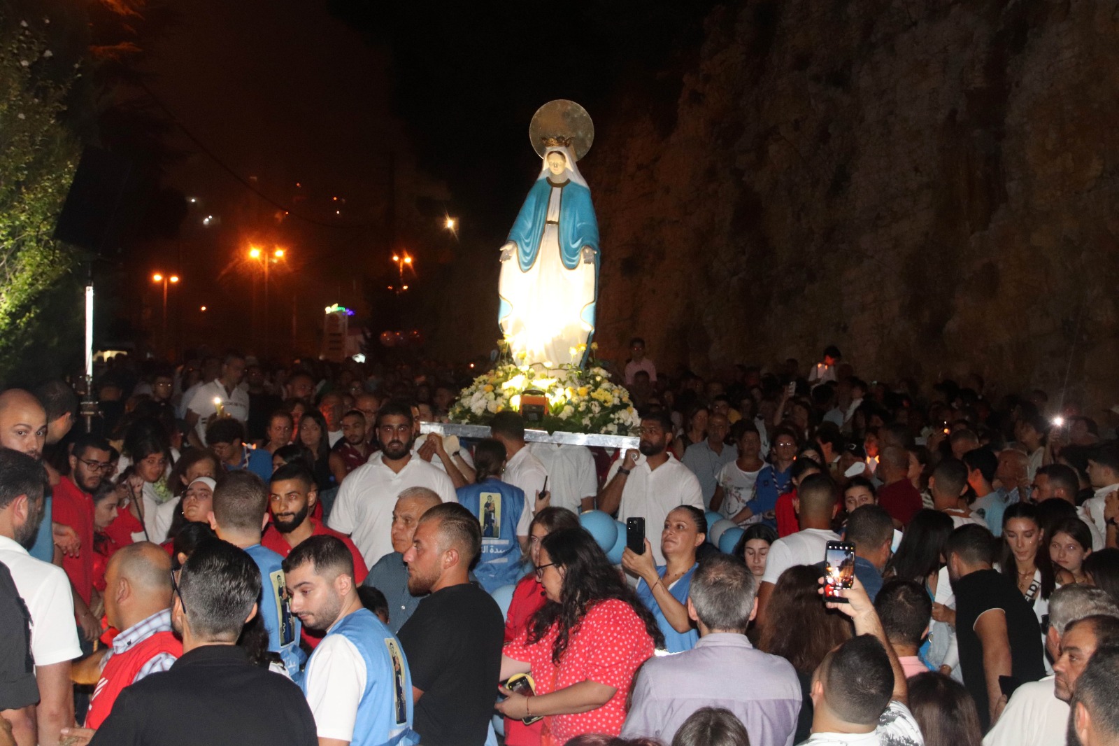 زياح شعبي حاشد في جزين وصلاة على نية السلام في لبنان